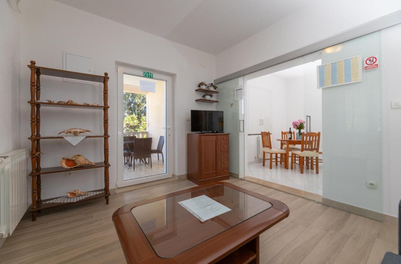 Apartments Ella Supetar Εξωτερικό φωτογραφία